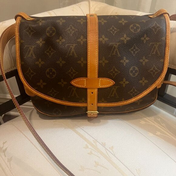 Louis Vuitton Saumur 30 – Monogram Crossbody – Priced to Reflect Wear - Picture 2 of 7